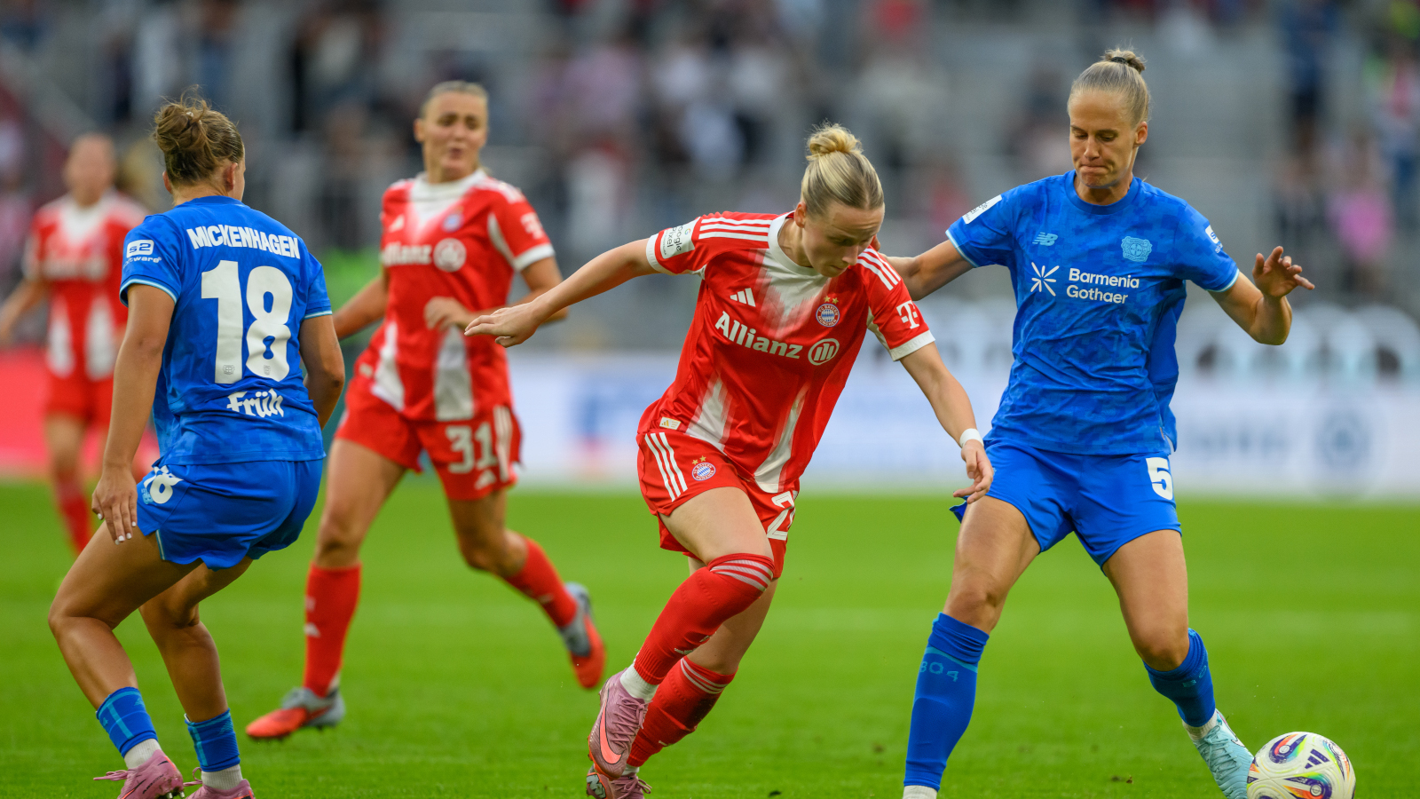 Franziska Kett im Einsatz für die FC Bayern Frauen gegen Leverkusen. Sie läuft hier dem Ball energisch hinterher.