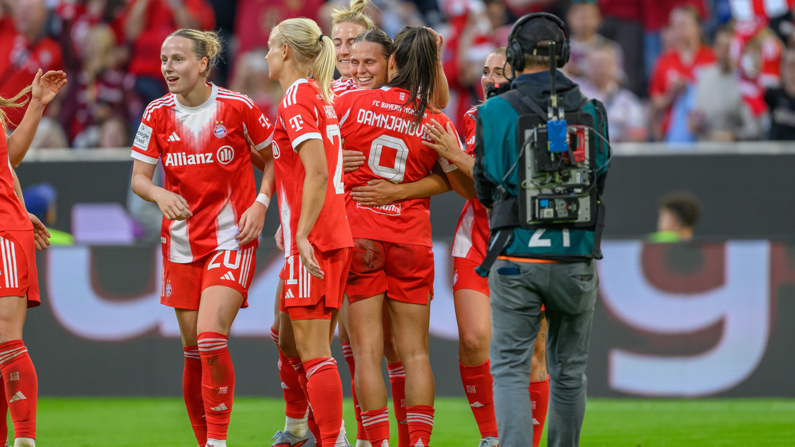 Jovana Damnjanovic und Klara Bühl umarmen sich, ihre Mitspielerinnen von den FC Bayern Frauen stehen um sie herum.