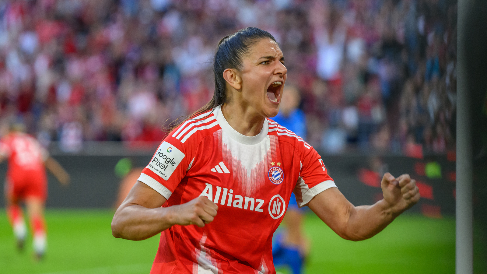 Jovana Damnjanovic jubelt für die FC Bayern Frauen in der Allianz Arena