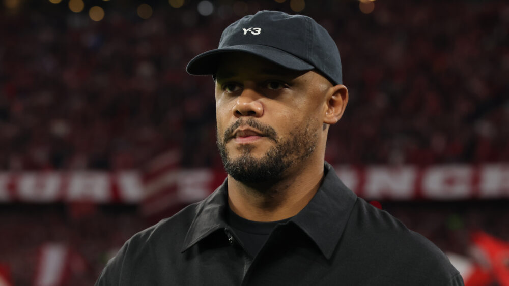 Vincent Kompany vom FC Bayern München in dunkler Kleidung und mit Basecap.