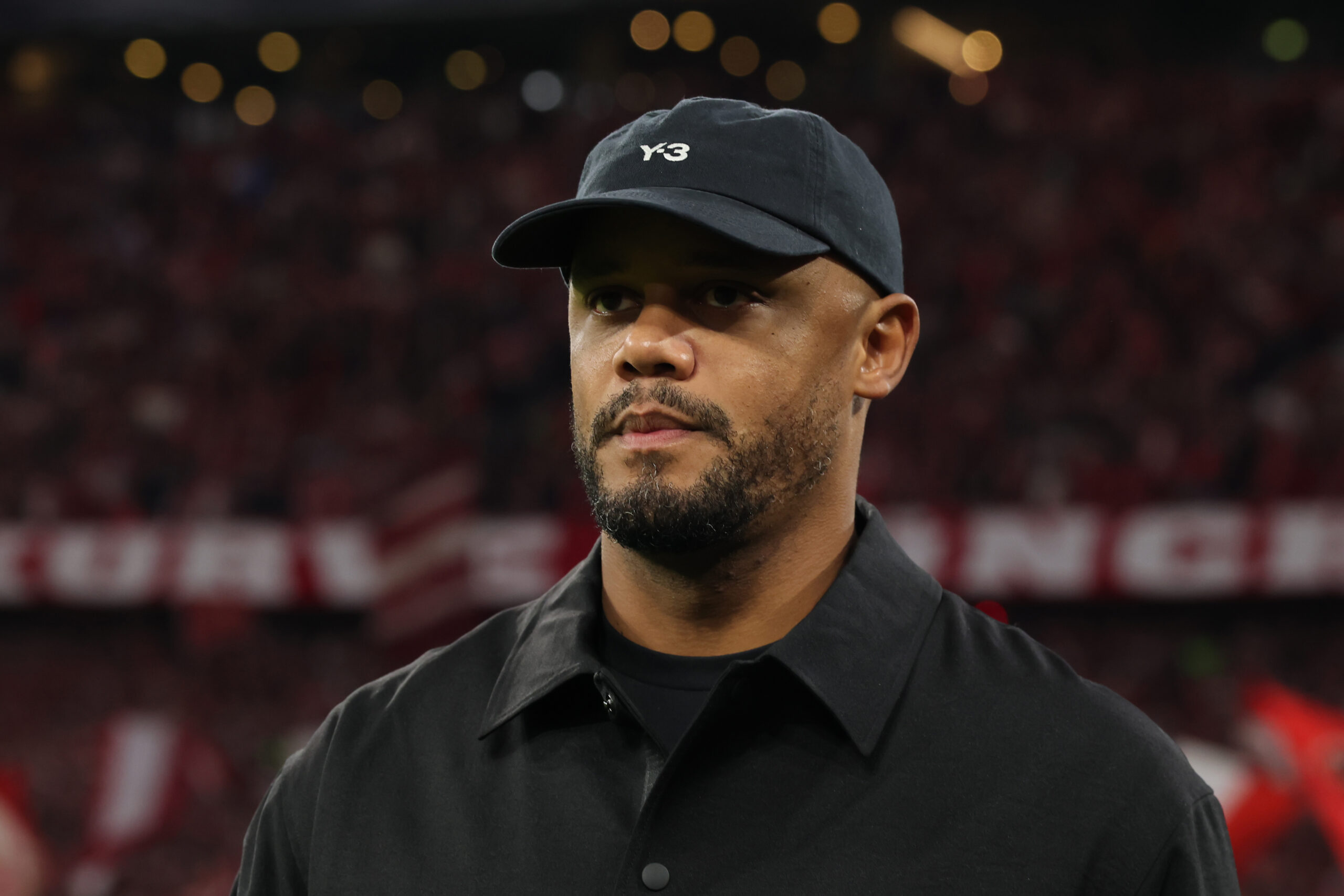 Vincent Kompany vom FC Bayern München in dunkler Kleidung und mit Basecap.