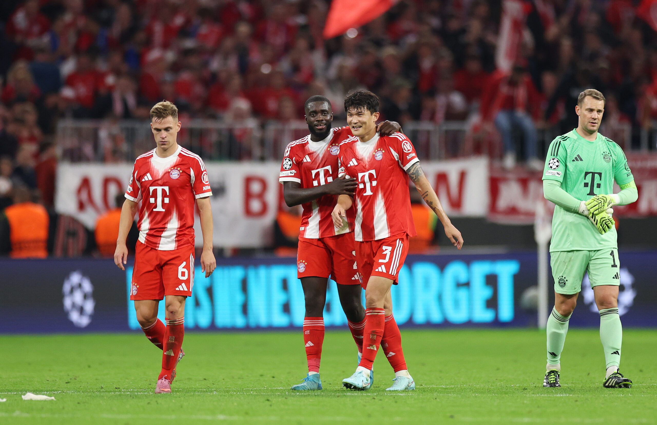 Dayot Upamecano und Min-jae Kim liegen sich nach dem Sieg des FC Bayern München gegen den FC Chelsea in den Armen.