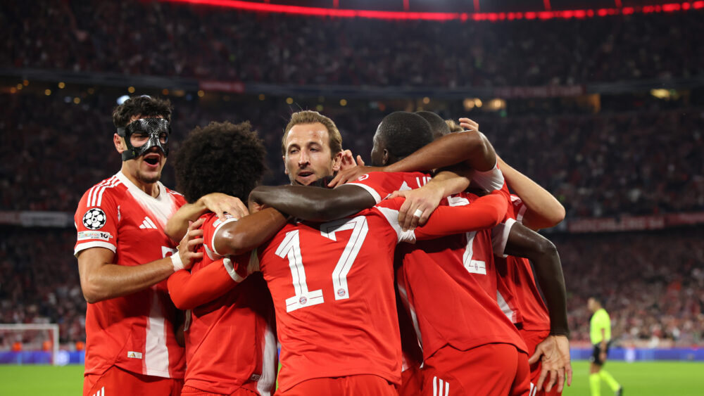 Harry Kane jubelt mit seinen Mitspielern des FC Bayern München.