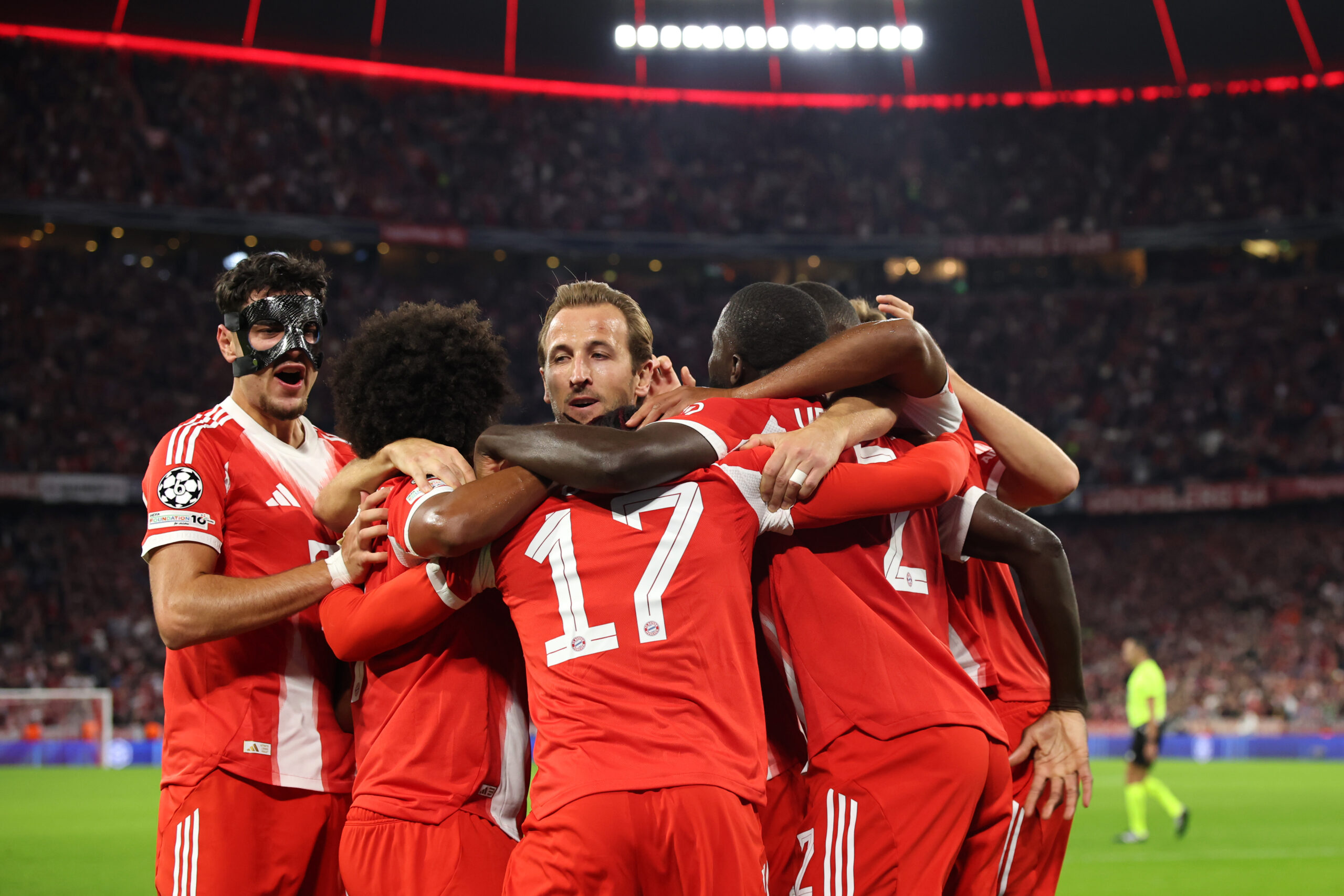 Harry Kane jubelt mit seinen Mitspielern des FC Bayern München.