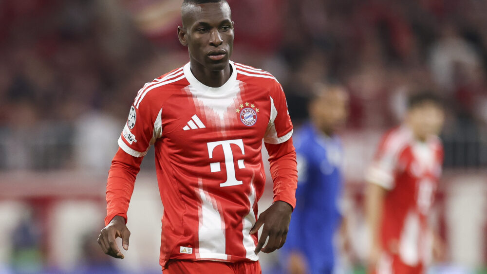Nicolas Jackson im Trikot des FC Bayern München.