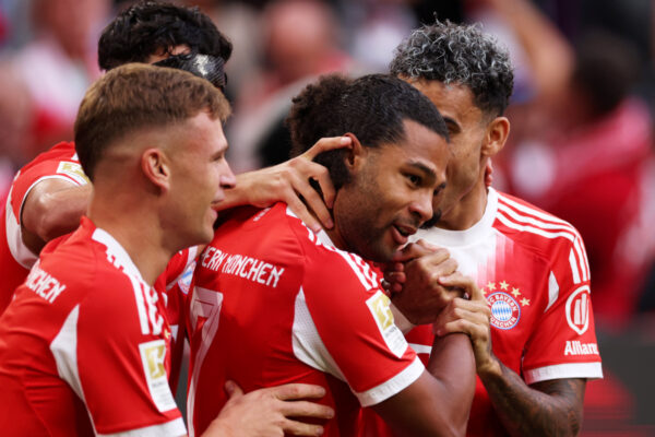 Serge Gnabry jubelt im Trikot des FC Bayern München.