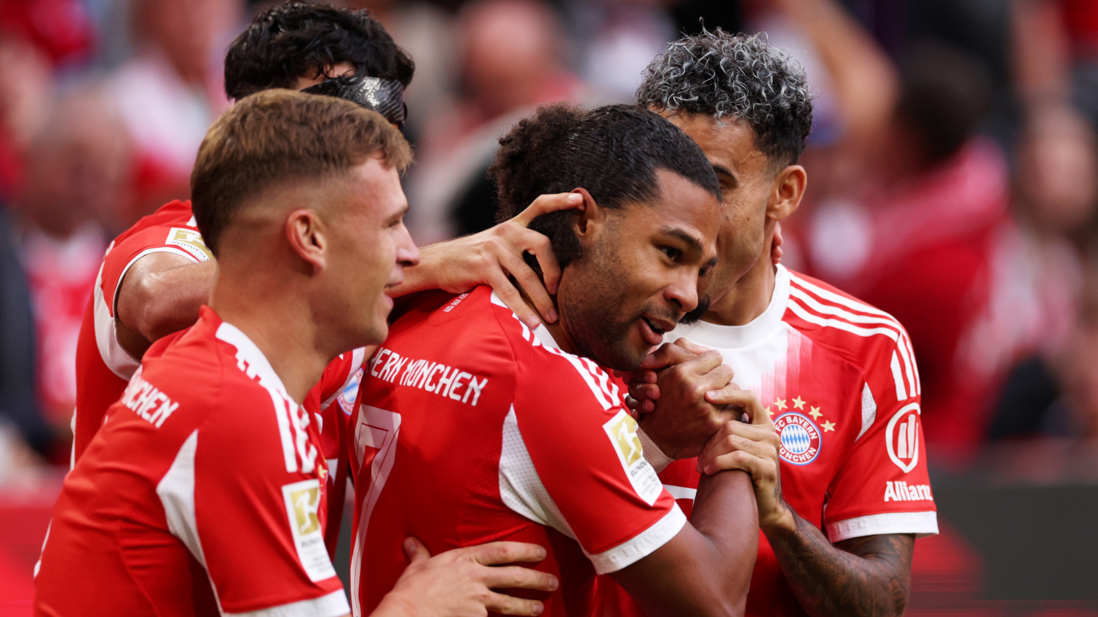 Serge Gnabry jubelt im Trikot des FC Bayern München.
