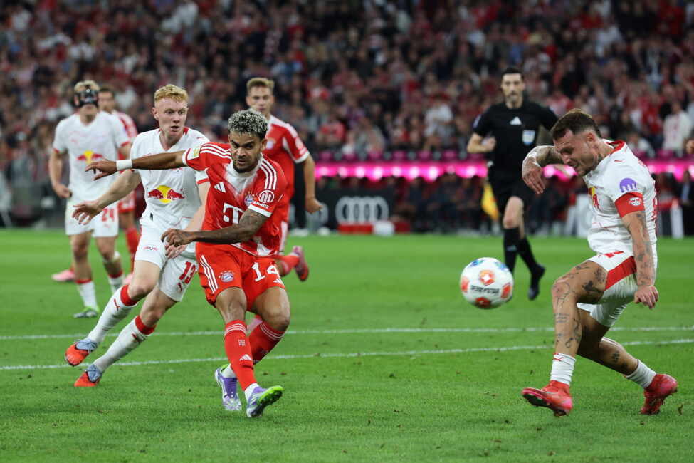 Luis Díaz schießt ein Tor im Trikot des FC Bayern München gegen RB Leipzig in der Bundesliga.
