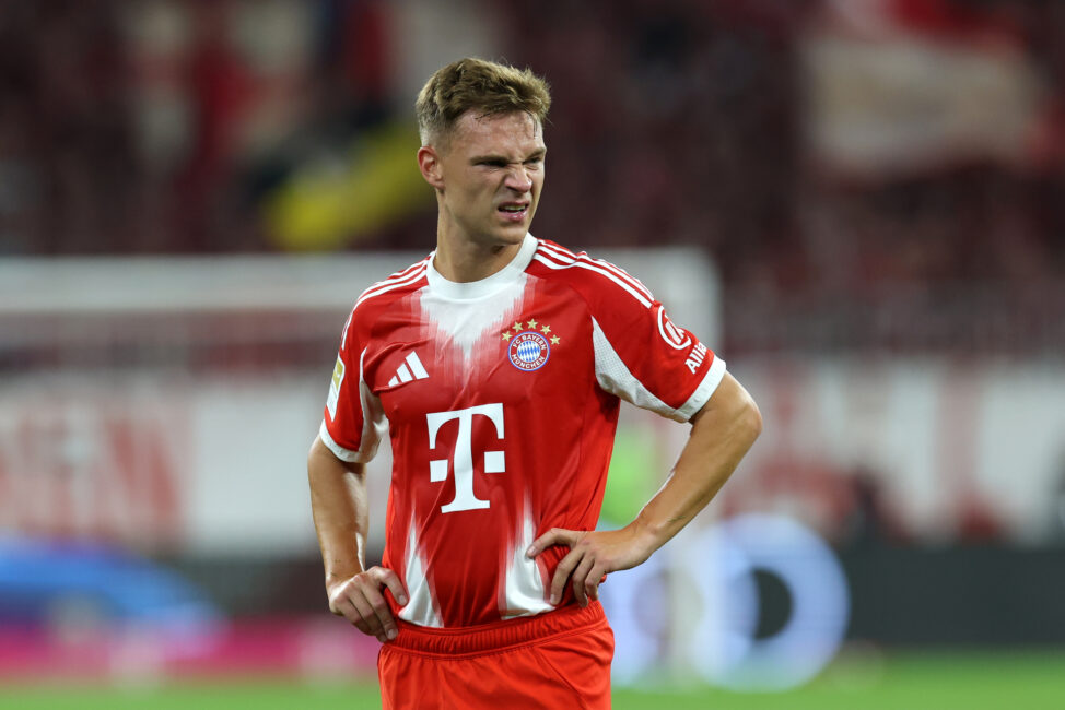 Joshua Kimmich verzieht das Gesicht. Er trägt das rot-weiße Trikot des FC Bayern.