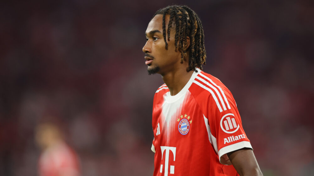 Jonah Kusi-Asare im rot-weißen Trikot des FC Bayern München. Aufgenommen von der Seite.