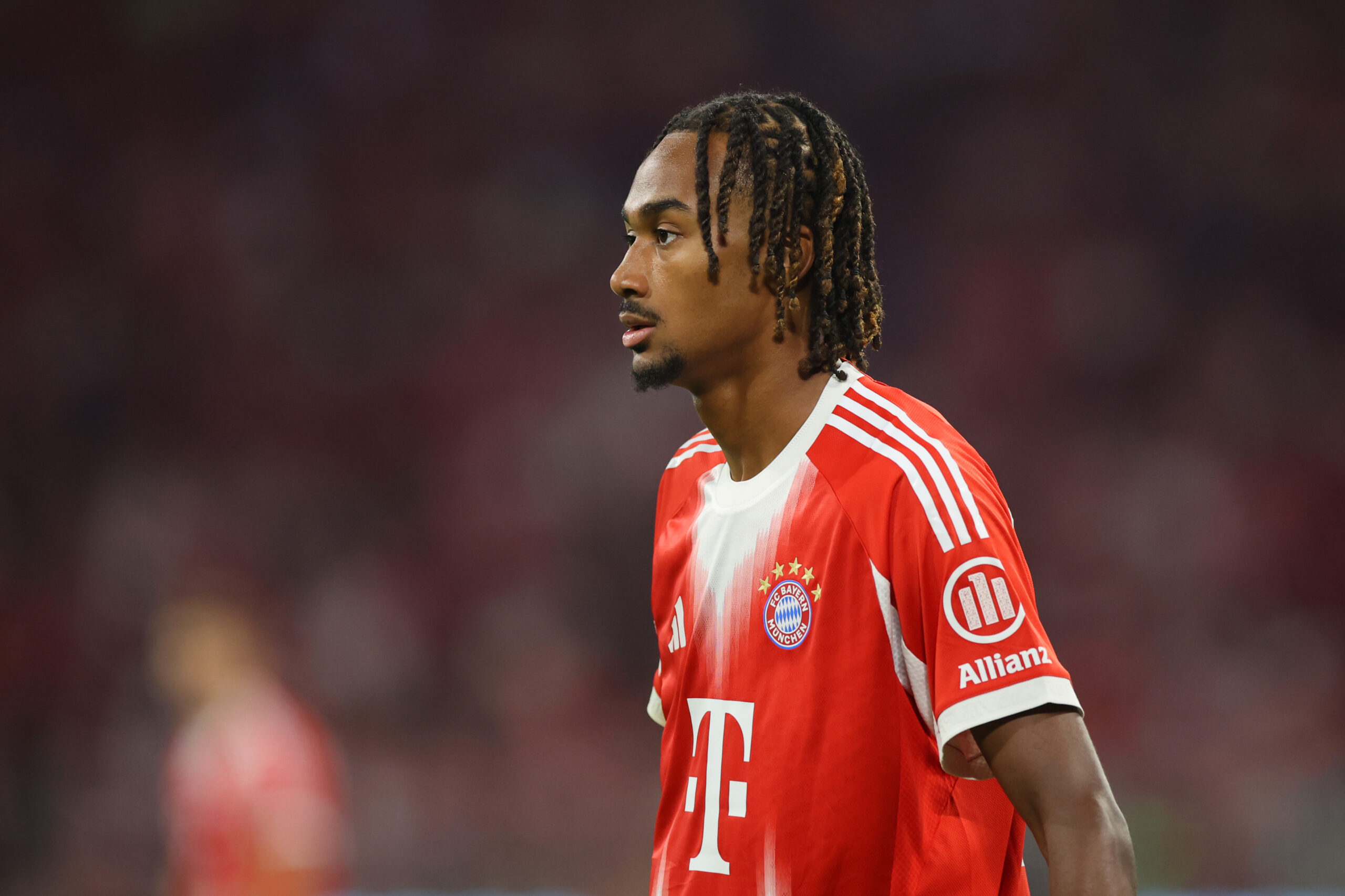Jonah Kusi-Asare im rot-weißen Trikot des FC Bayern München. Aufgenommen von der Seite.