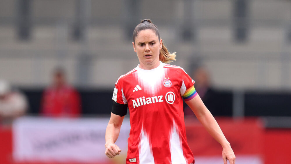 Sarah Zadrazil im rot-weißen Trikot der FC Bayern Frauen