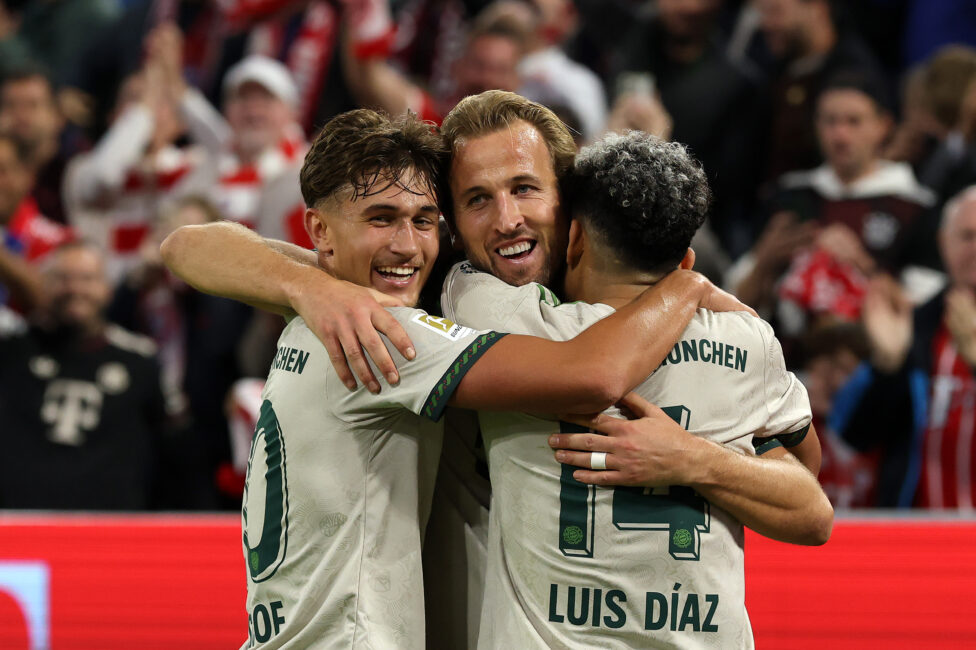 Tom Bischof jubelt mit Harry Kane und Luis Diaz. Die Spieler des FC Bayern München tragen das grün-beige Wiesn-Trikot des FCB.