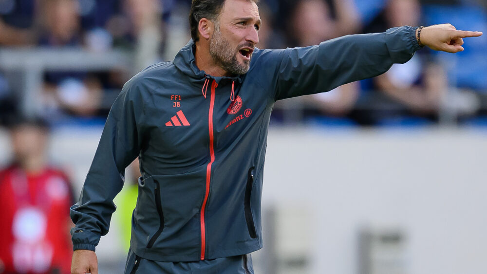 José Barcala (FC Bayern Frauen) zeigt nach vorne.