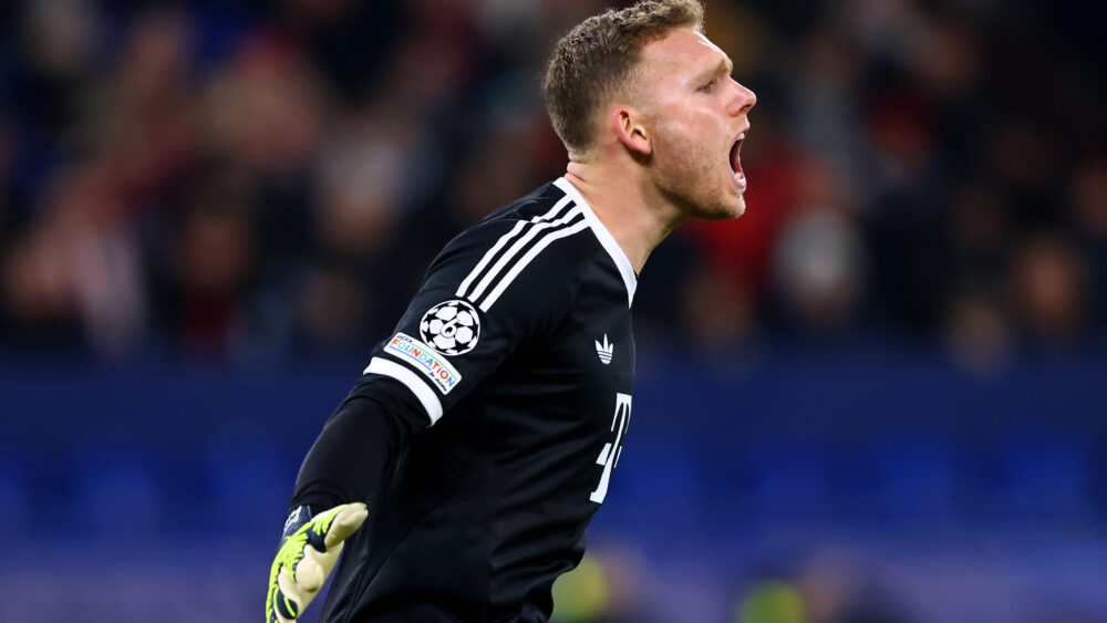 Daniel Peretz im Trikot des FC Bayern: Er neigt sich nach vorn, breitet die Arme aus und brüllt. Trägt ein schwarzes Trikot, Aufnahme von der Seite