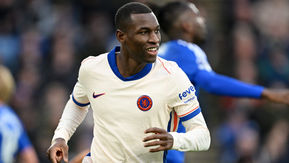 Nicolas Jackson vom FC Bayern München hier noch im Trikot des FC Chelsea und mit einem Grinsen im Gesicht.