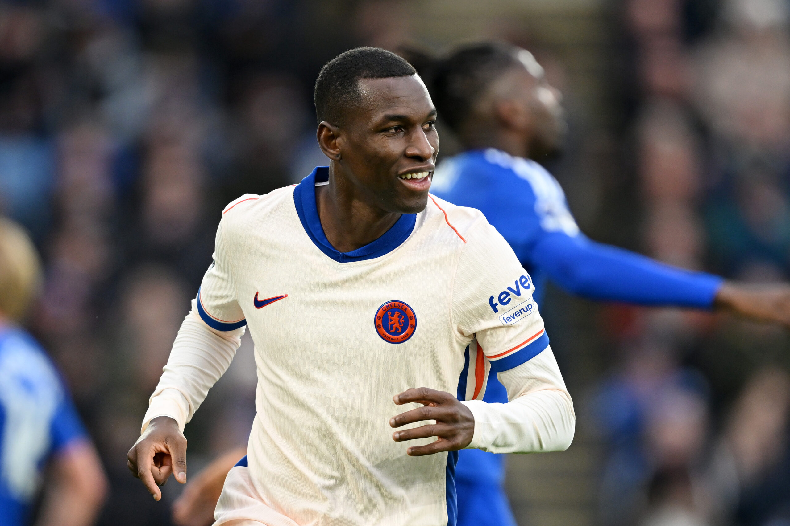 Nicolas Jackson vom FC Bayern München hier noch im Trikot des FC Chelsea und mit einem Grinsen im Gesicht.