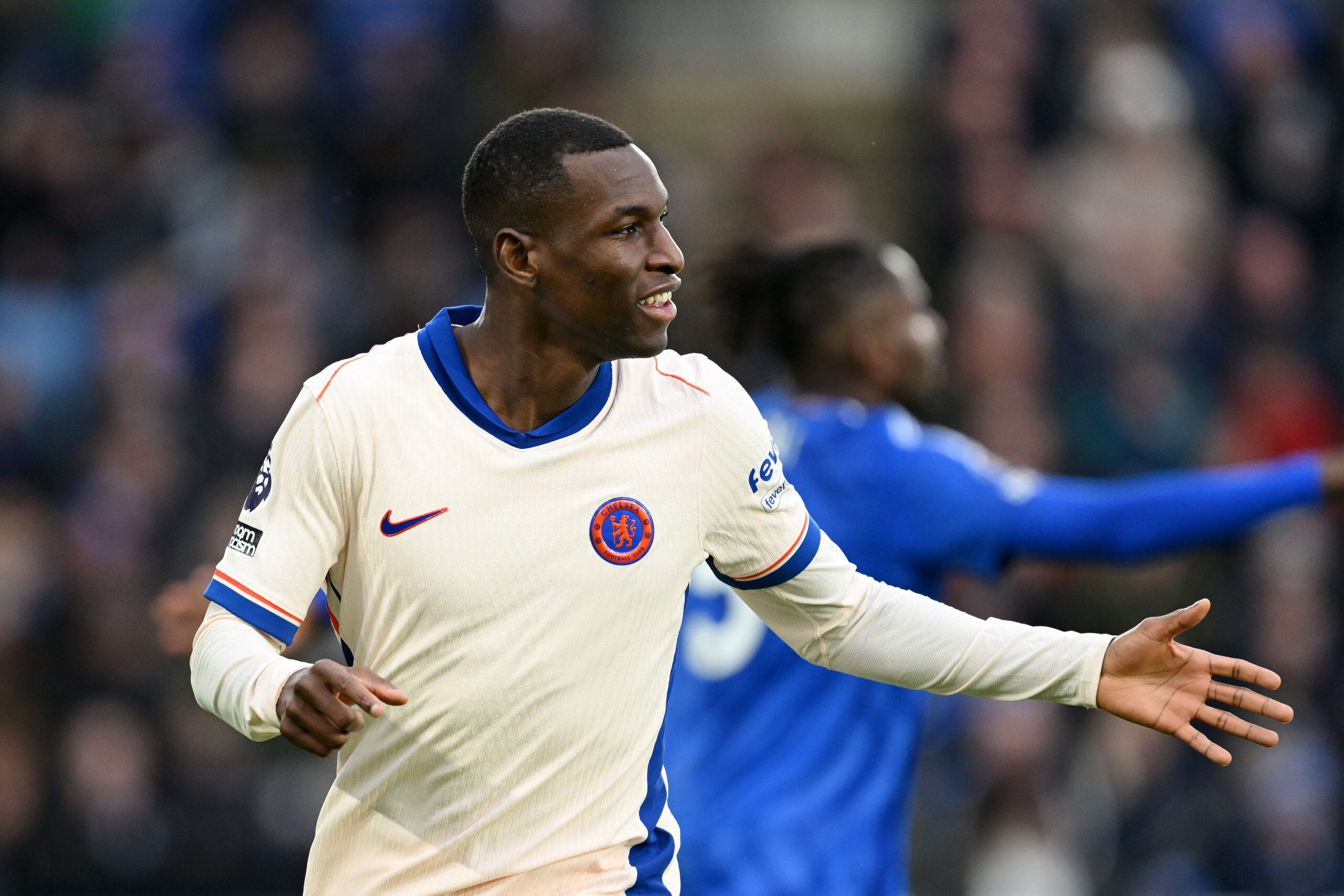 Nicolas Jackson im weißen Trikot des FC Chelsea. Der Stürmer wird in Zukunft für den FC Bayern auflaufen.