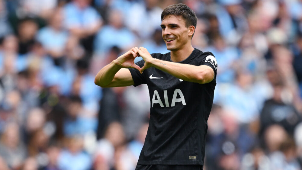 Joao Palhinha formt die Hände im Trikot von Tottenham zu einem Herz. Der Portugiese ist vom FC Bayern an die Engländer ausgeliehen.
