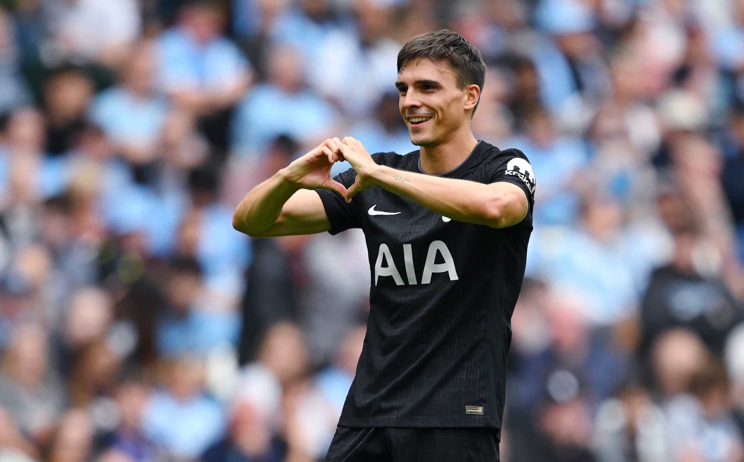 Joao Palhinha formt die Hände im Trikot von Tottenham zu einem Herz. Der Portugiese ist vom FC Bayern an die Engländer ausgeliehen.