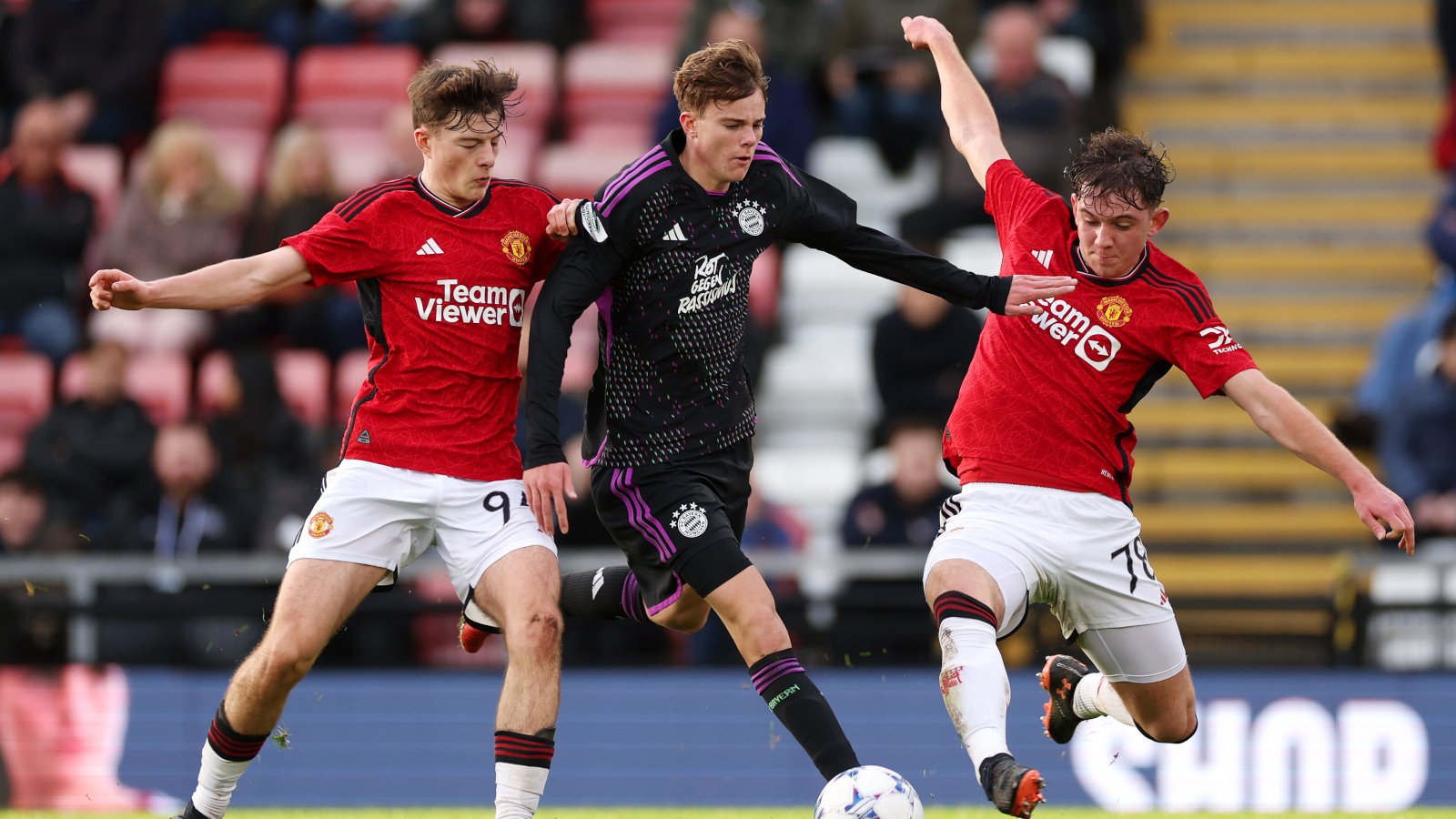 Jonathan Asp Jensen im Trikot des FC Bayern im Zweikampf mit zwei Spielern von Manchester United.