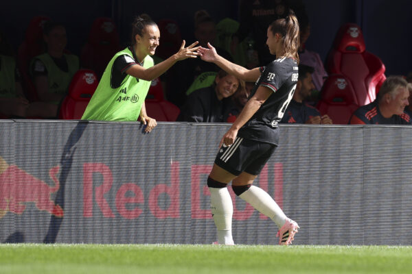 Lena Oberdorf jubelt über eines ihrer Tore für die FC Bayern Frauen in Leipzig.