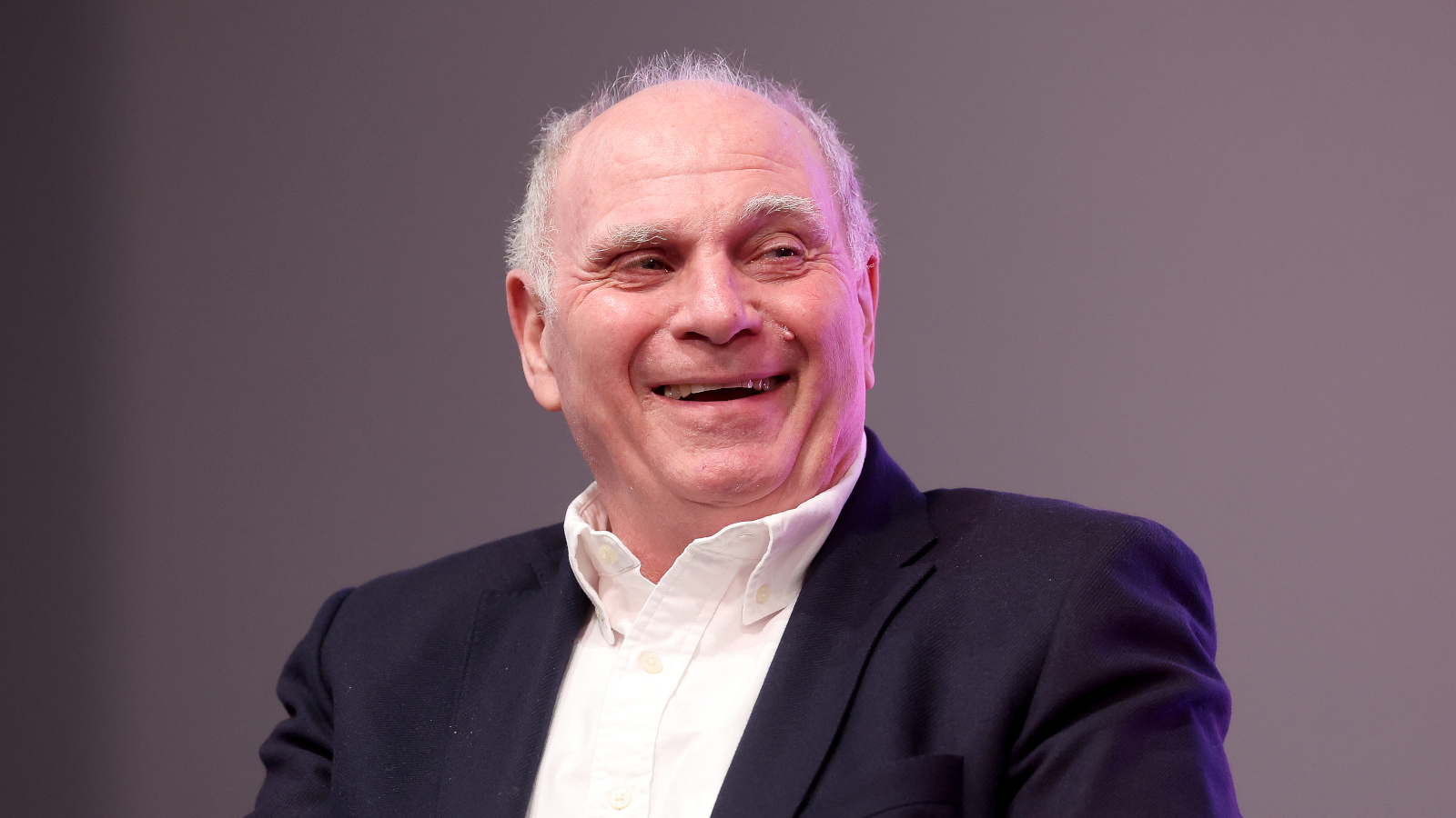 Uli Hoeneß vom FC Bayern München lacht