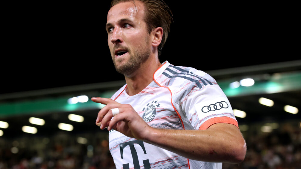 Harry Kane jubelt im weißen Trikot des FC Bayern.