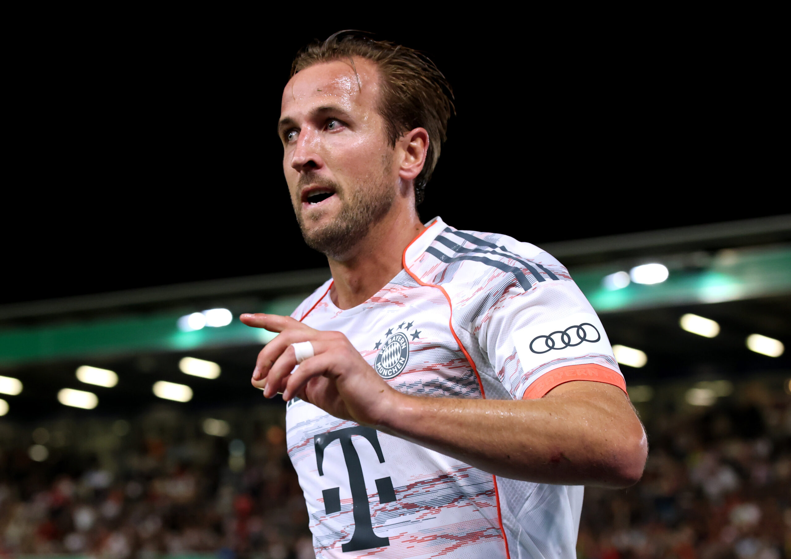 Harry Kane jubelt im weißen Trikot des FC Bayern.