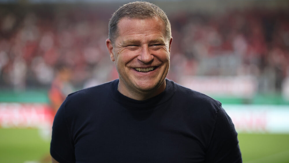 Max Eberl vom FC Bayern München lacht.