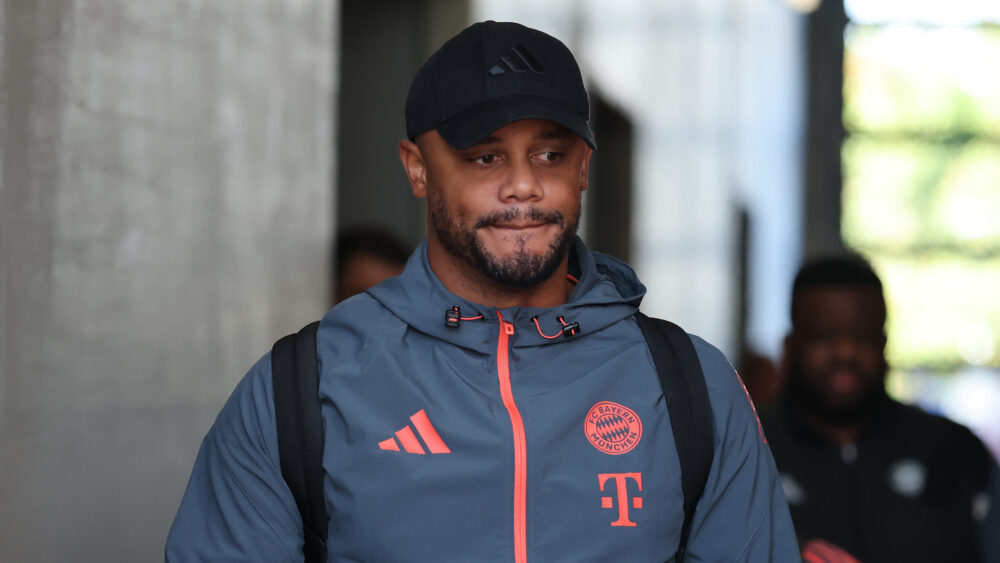 Vincent Kompany vom FC Bayern München in Trainingsklamotten und mit Basecap.