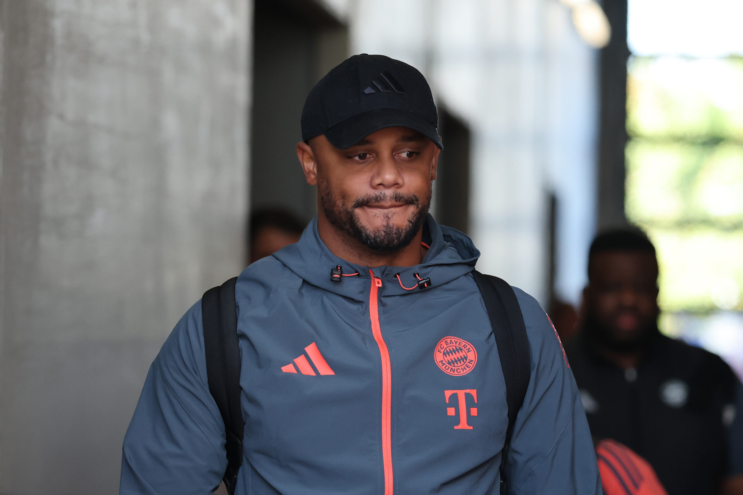 Vincent Kompany vom FC Bayern München in Trainingsklamotten und mit Basecap.