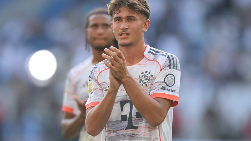 Tom Bischof im weißen Auswärtstrikot des FC Bayern.