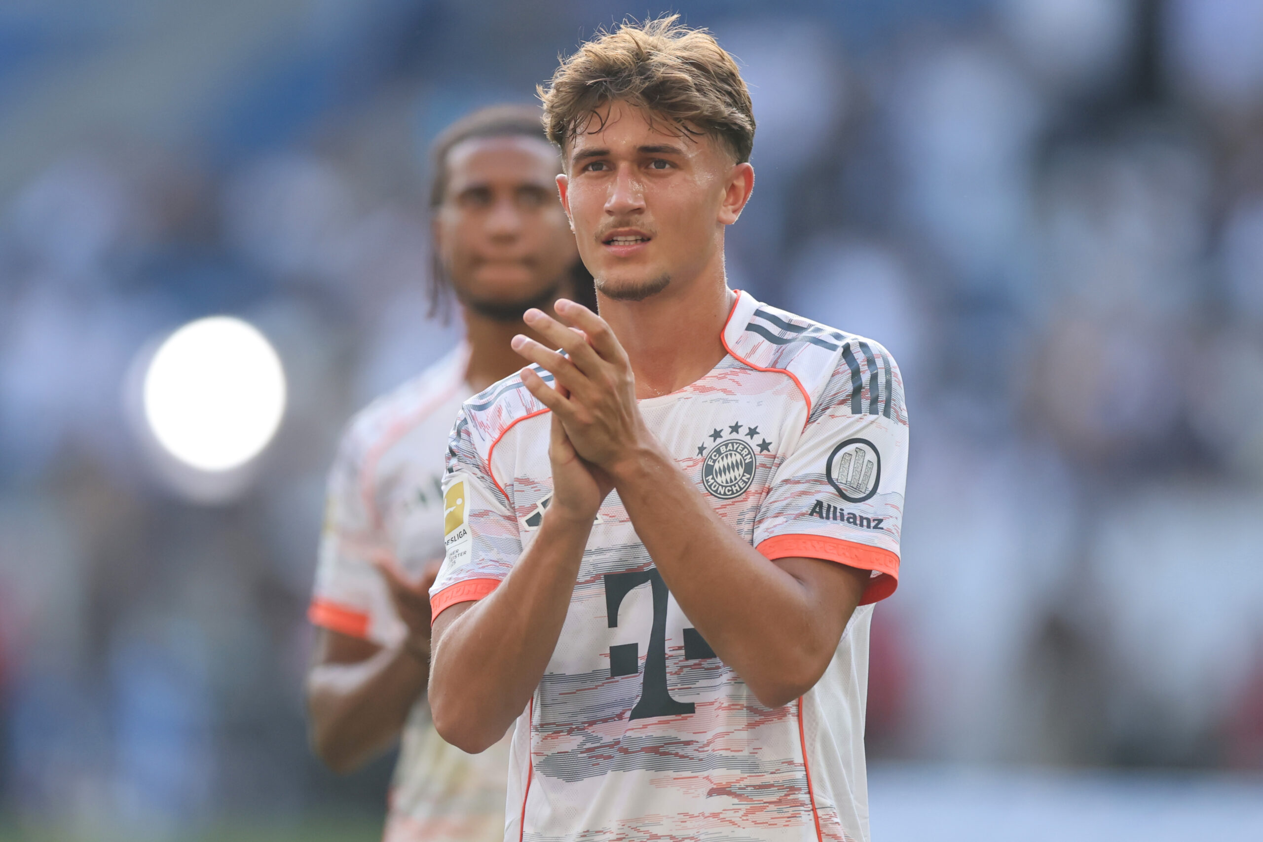 Tom Bischof im weißen Auswärtstrikot des FC Bayern.