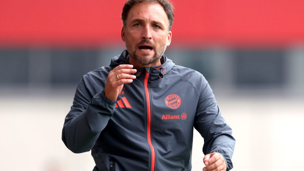 José Barcala (FC Bayern Frauen) im Trainingsanzug.