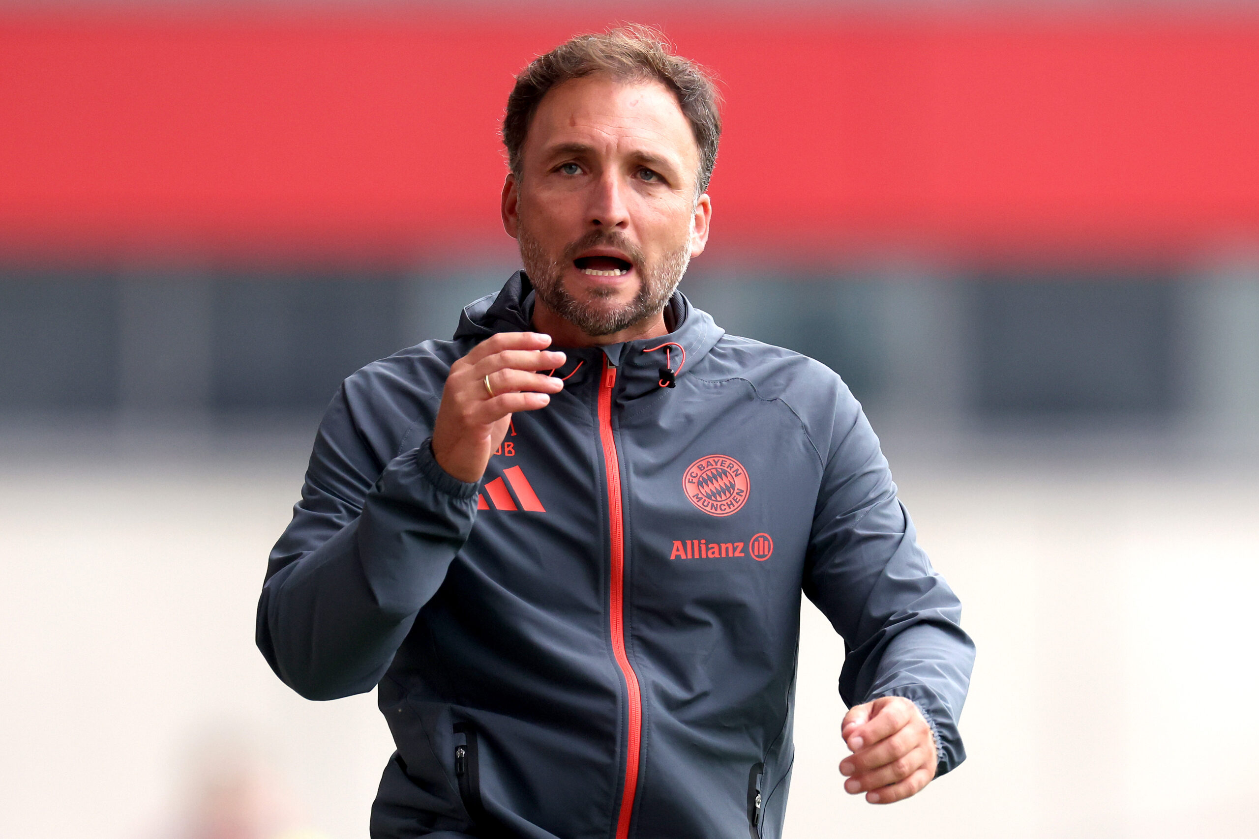 José Barcala (FC Bayern Frauen) im Trainingsanzug.