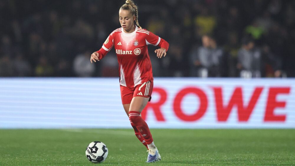 Giulia Gwinn im rot-weißen Trikot des FC Bayern.