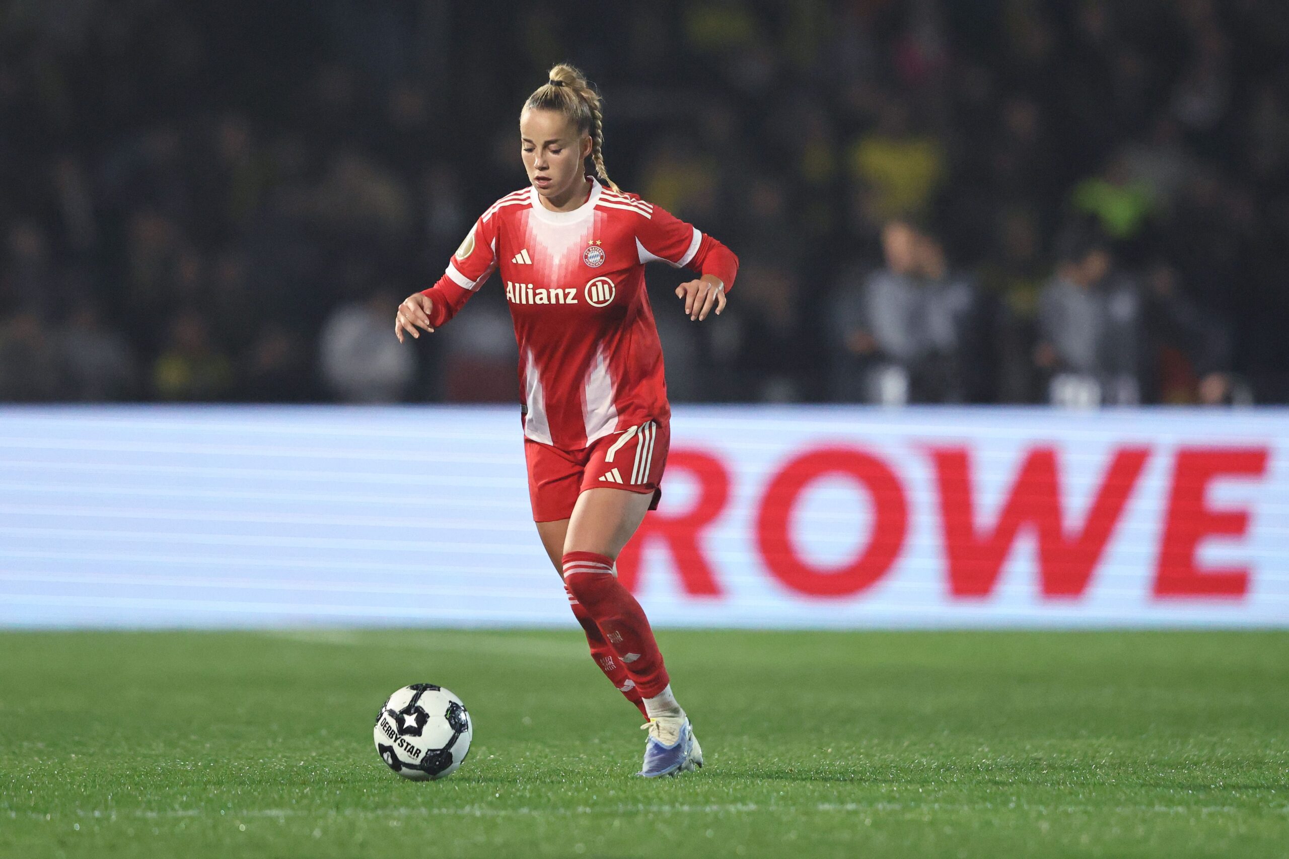 Giulia Gwinn im rot-weißen Trikot des FC Bayern.