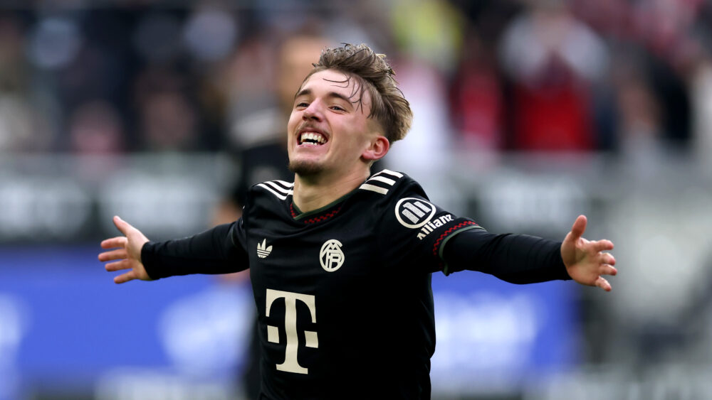 Lennart Karl jubelt im dunklen Trikot des FC Bayern