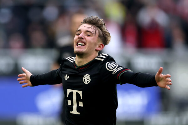 Lennart Karl jubelt im dunklen Trikot des FC Bayern