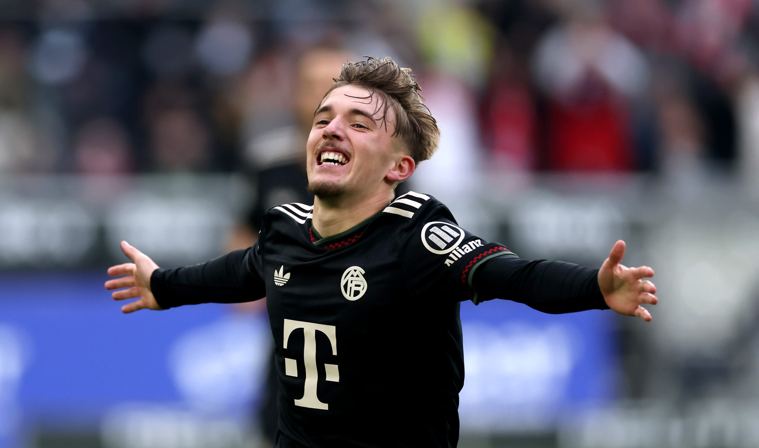 Lennart Karl jubelt im dunklen Trikot des FC Bayern