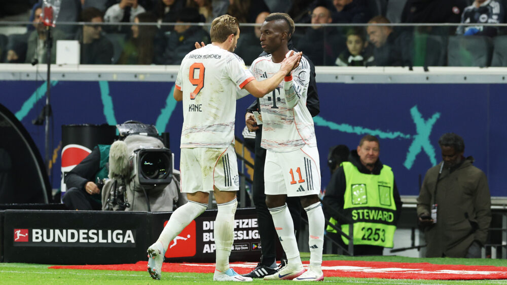 Harry Kane und Nicolas Jackson bei einer Auswechslung im Spiel zwischen dem FC Bayern und Eintracht Frankfurt. Beide klatschen sich ab.