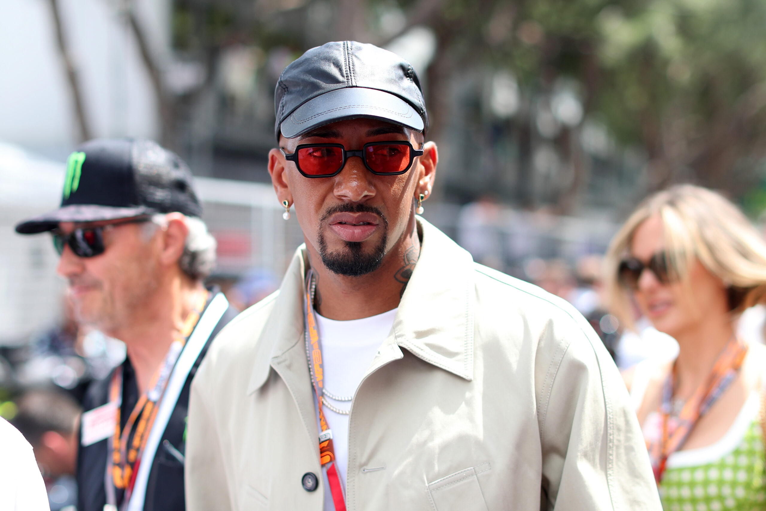 Jérôme Boateng (ehemals FC Bayern) in Zivilkleidung bei einem Formel-1-Event. Er trägt helle Oberteile, eine dunkle Mütze und eine rote Brille.