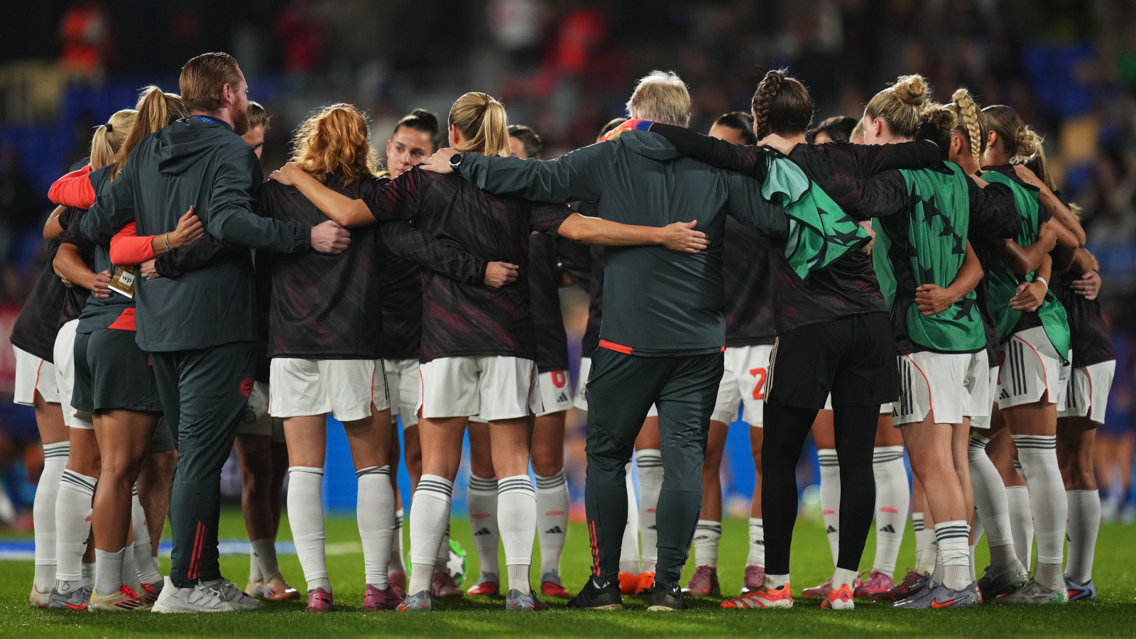 Das Team der FC Bayern Frauen bildet nach der Niederlage in Barcelona einen Kreis.