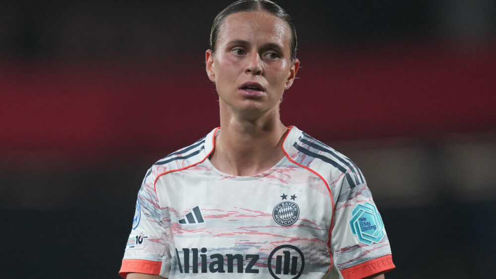 Klara Bühl im weißen Trikot der FC Bayern Frauen. Ihr Blick ist ziemlich leer.