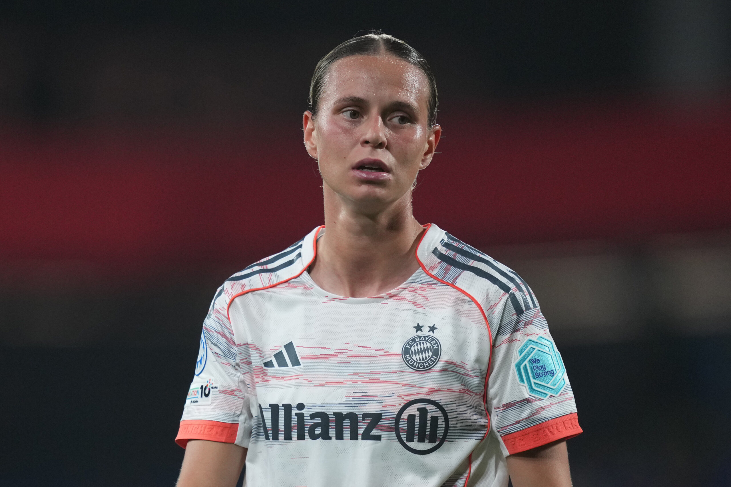 Klara Bühl im weißen Trikot der FC Bayern Frauen. Ihr Blick ist ziemlich leer.