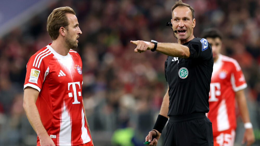 Schiedsrichter im Einsatz beim FC Bayern