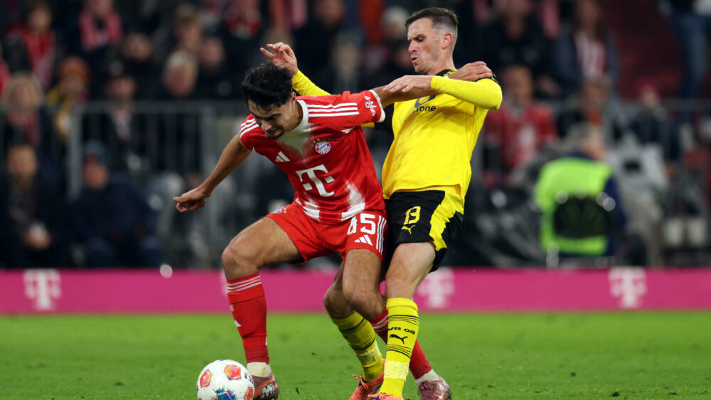 Aleksandar Pavlovic vom FC Bayern München im Zweikampf mit Pascal Groß vom BVB.