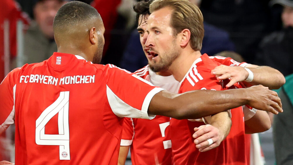 Harry Kane jubelt mit seinen Mitspielern vom FC Bayern.