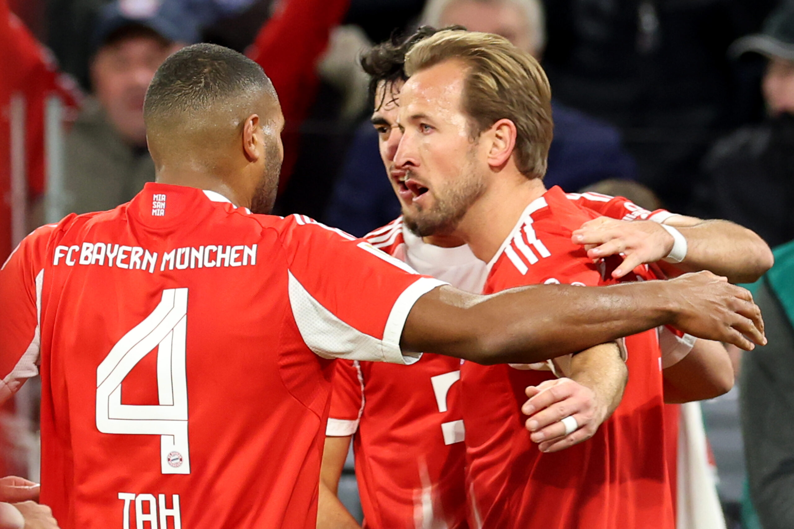 Harry Kane jubelt mit seinen Mitspielern vom FC Bayern.